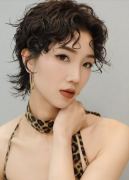 提供演员发型设计与造型服务